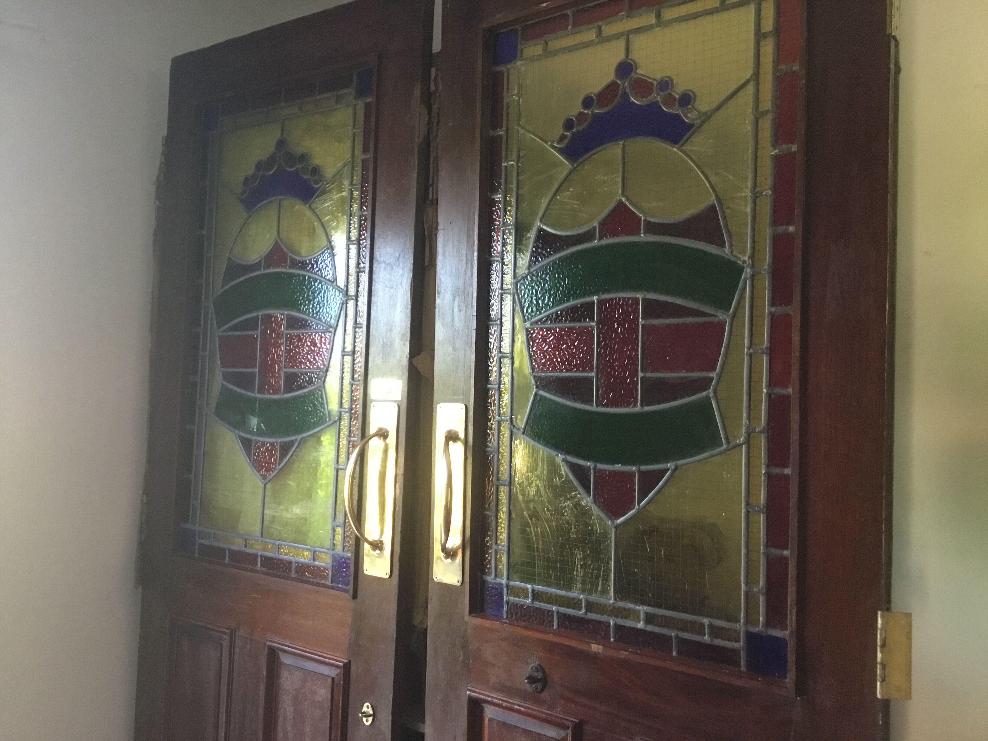 Beating doors of english pub Dungeons & Dragons