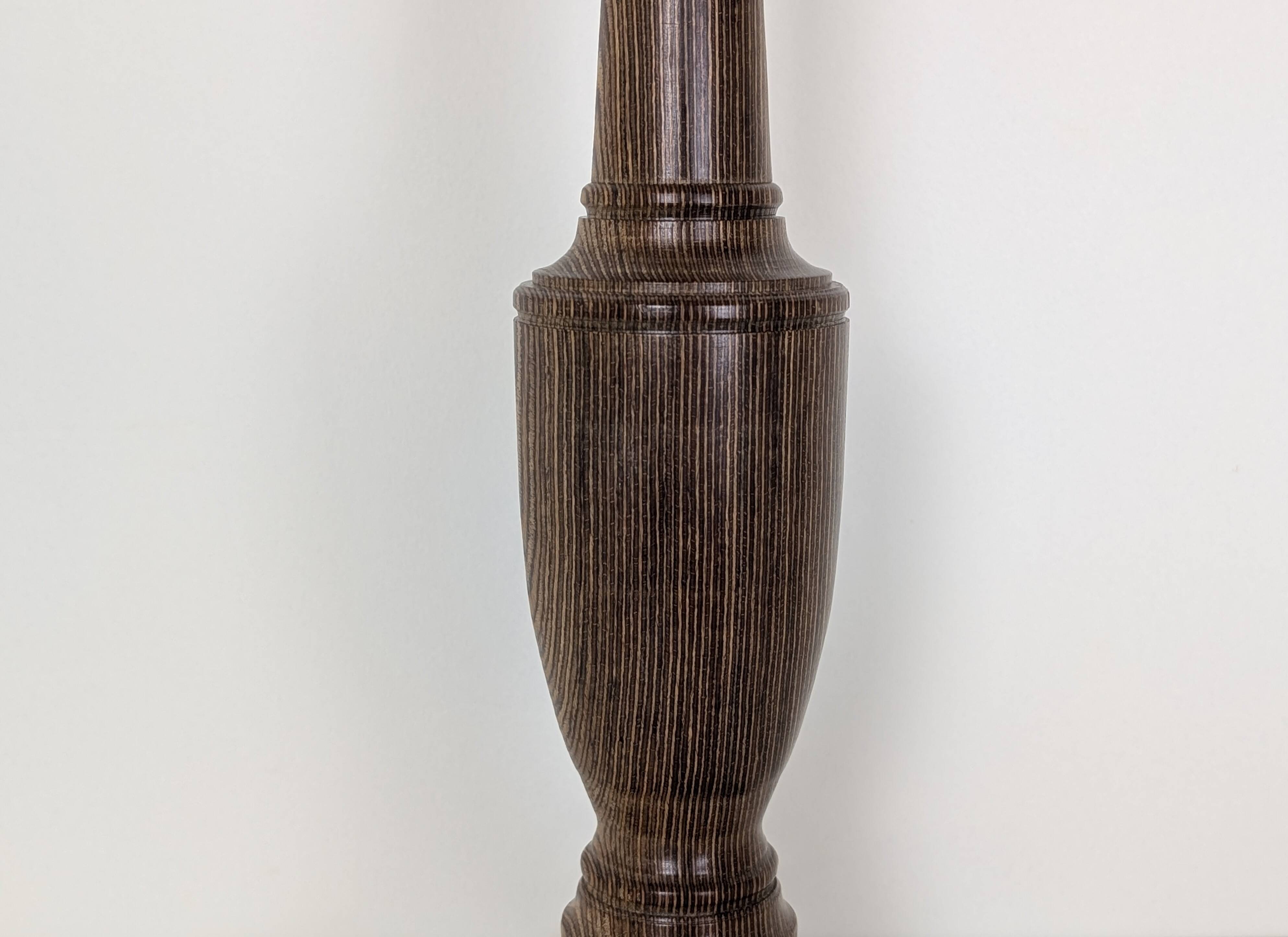 Lampe en bois tourné