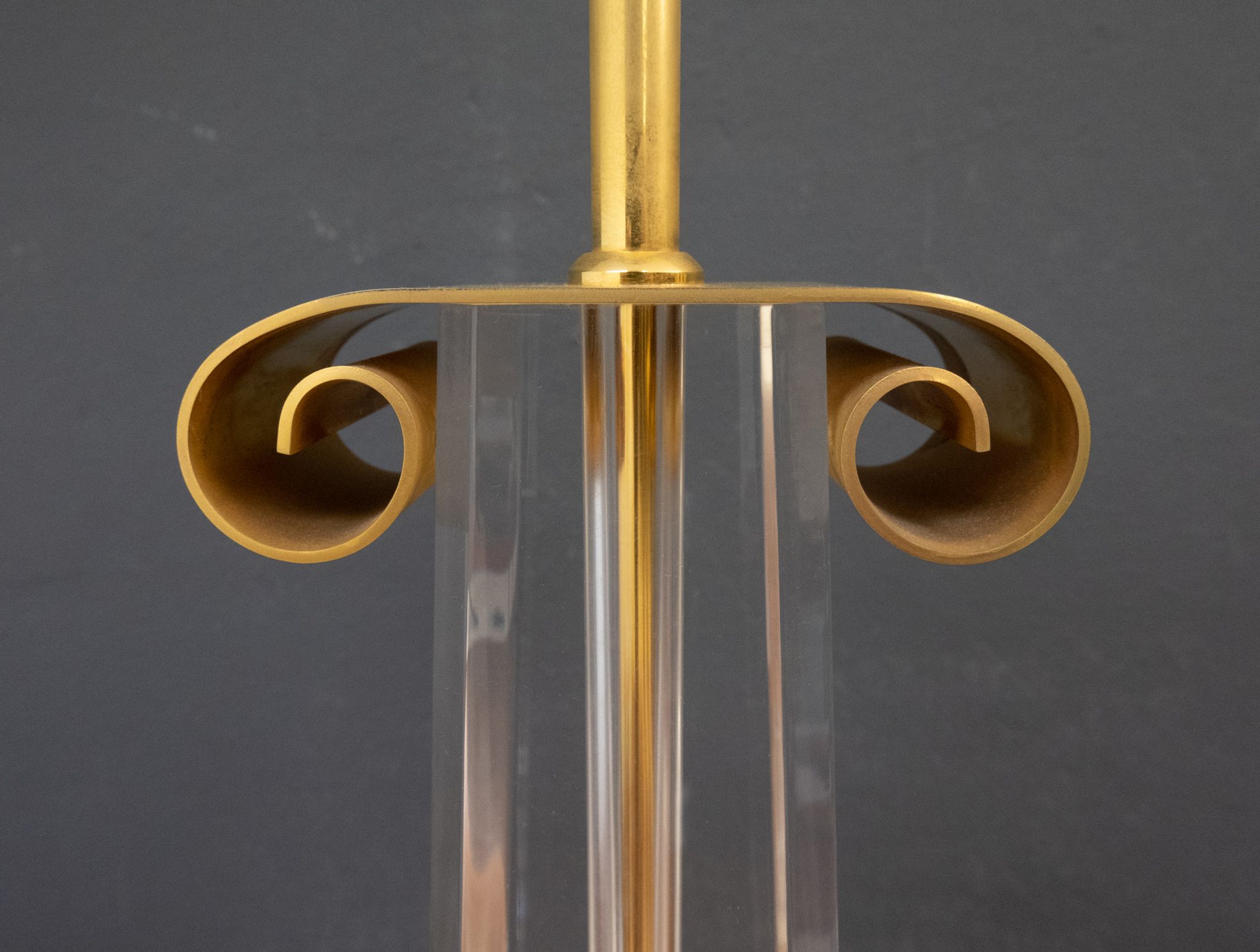 Lampe de table en laiton plaqué or Les Arcades Lucite