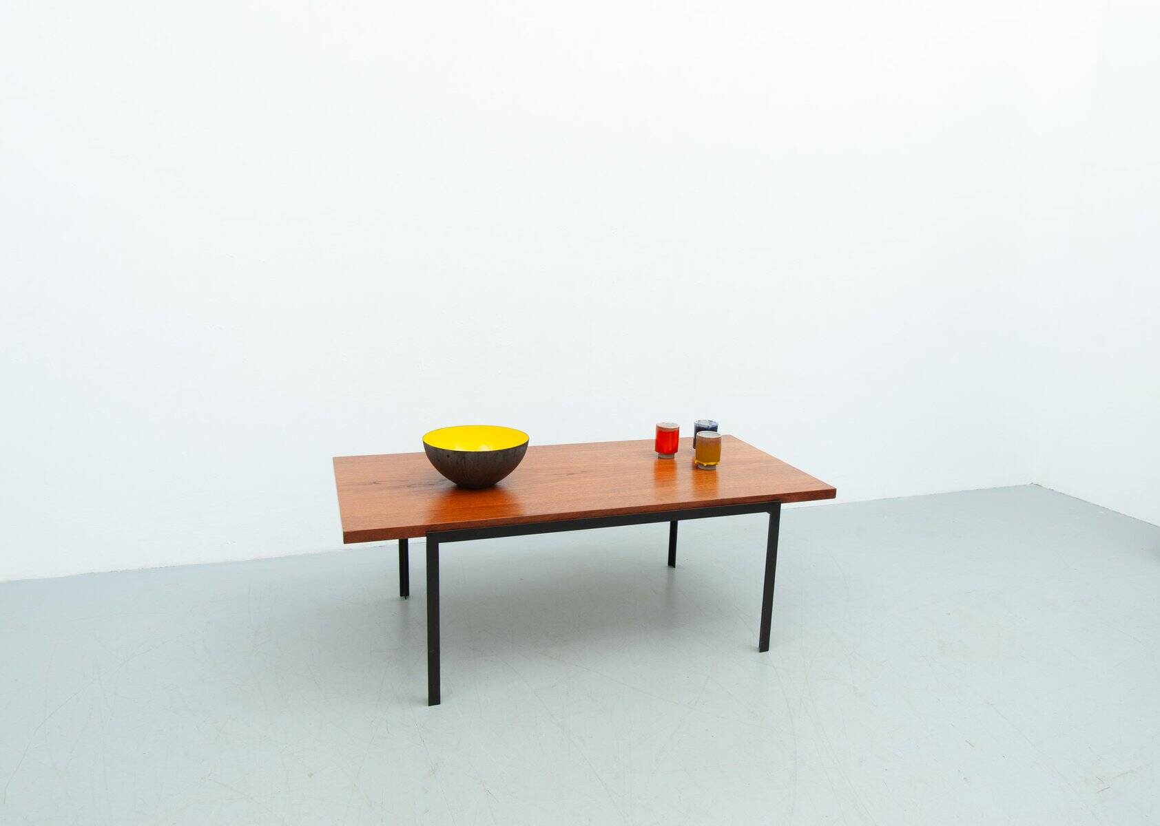 Table basse T-Angel en teck par Florence Knoll pour Knoll Inc. / Knoll International, années 1950.
