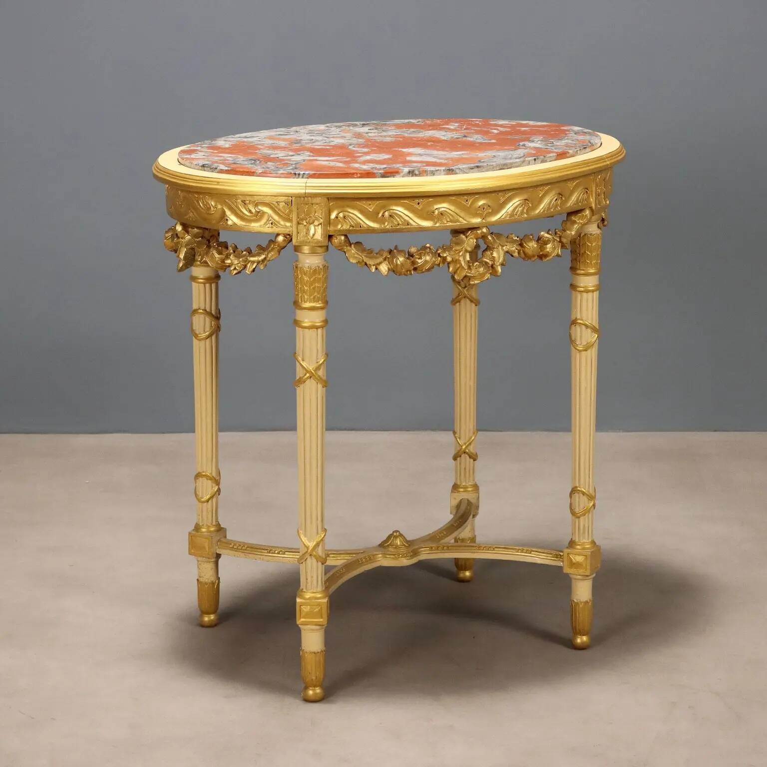 Table style néoclassique en bois sculpté XIXe siècle