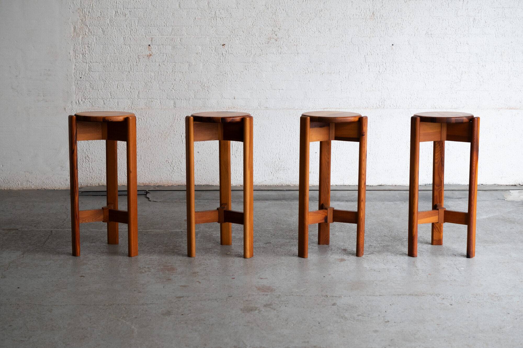 Ensemble de 4 tabourets de bar, design français, années 1970