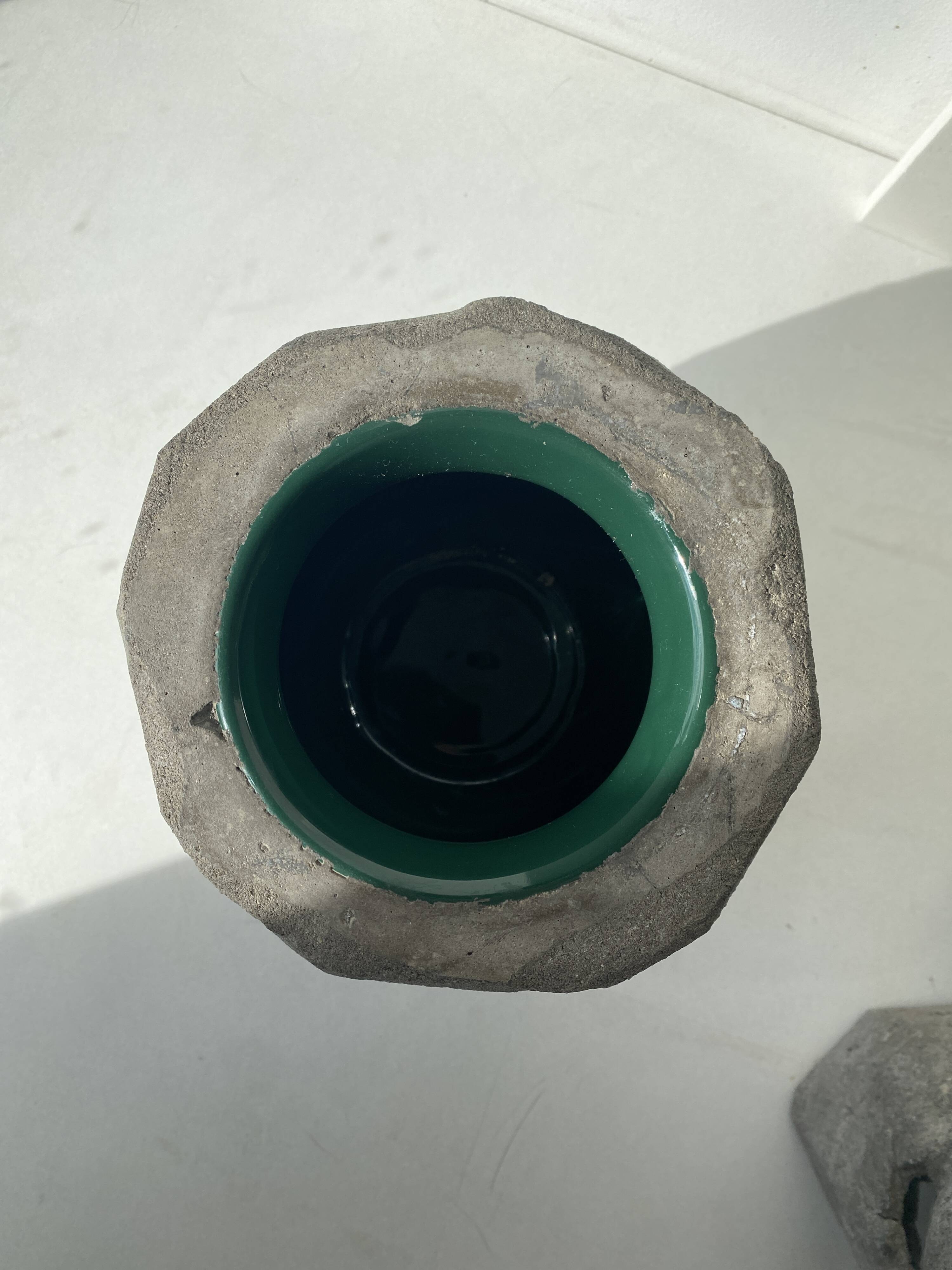 Vase / Large sculpted concrete pot