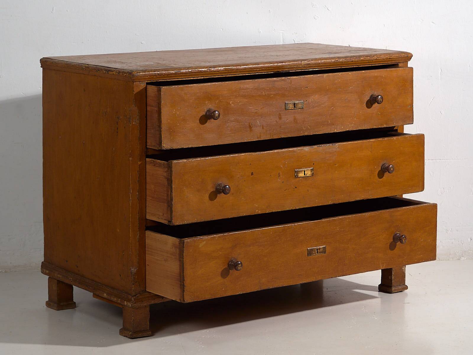 Commode ancienne à trois tiroirs (vers 1920)