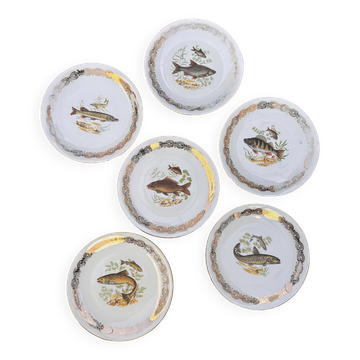 Set of 6 vintage fish plates in porcelain from France with a scalloped edge.