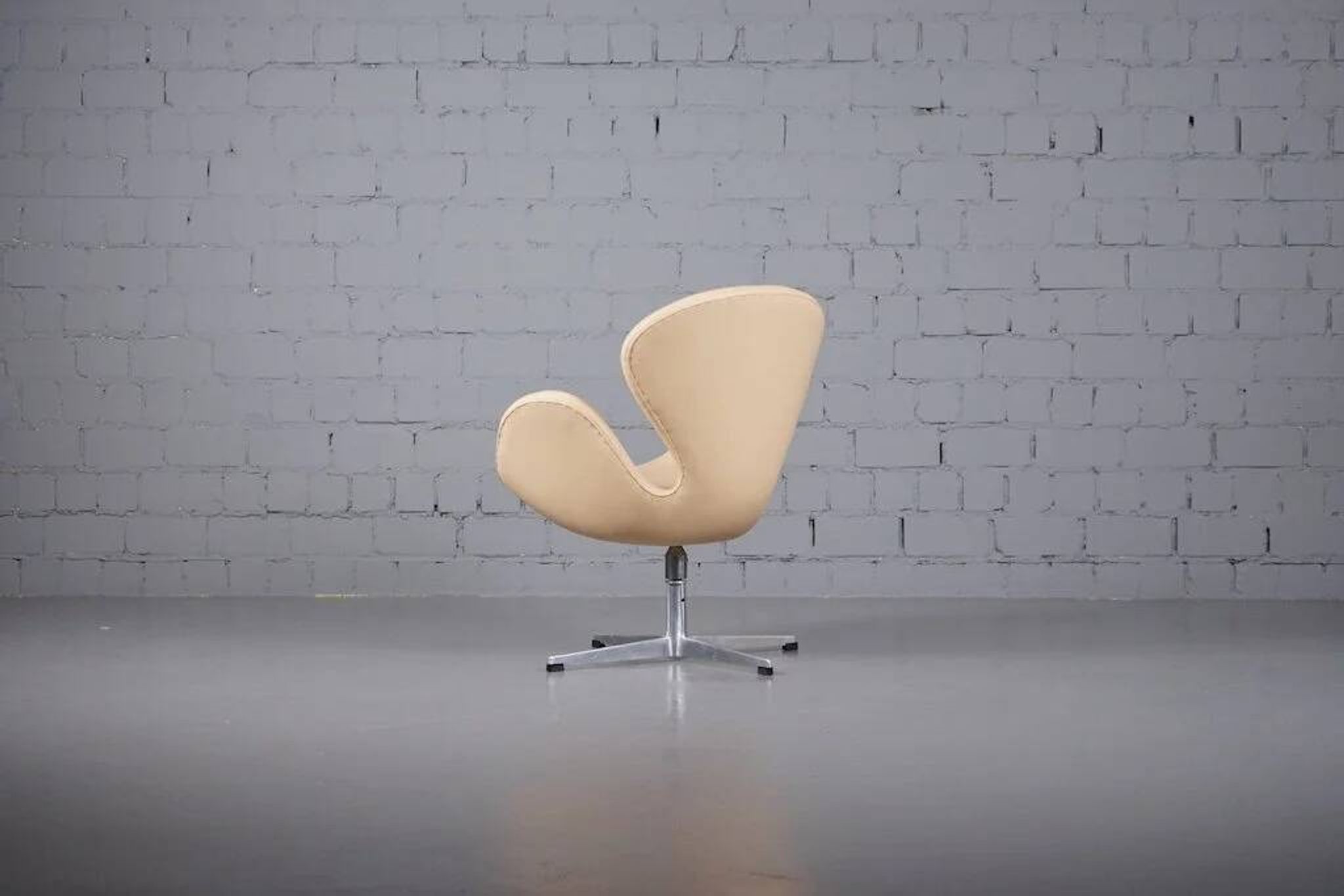 Swan chair by Arne Jacobsen for Fritz Hansen with tilt function
