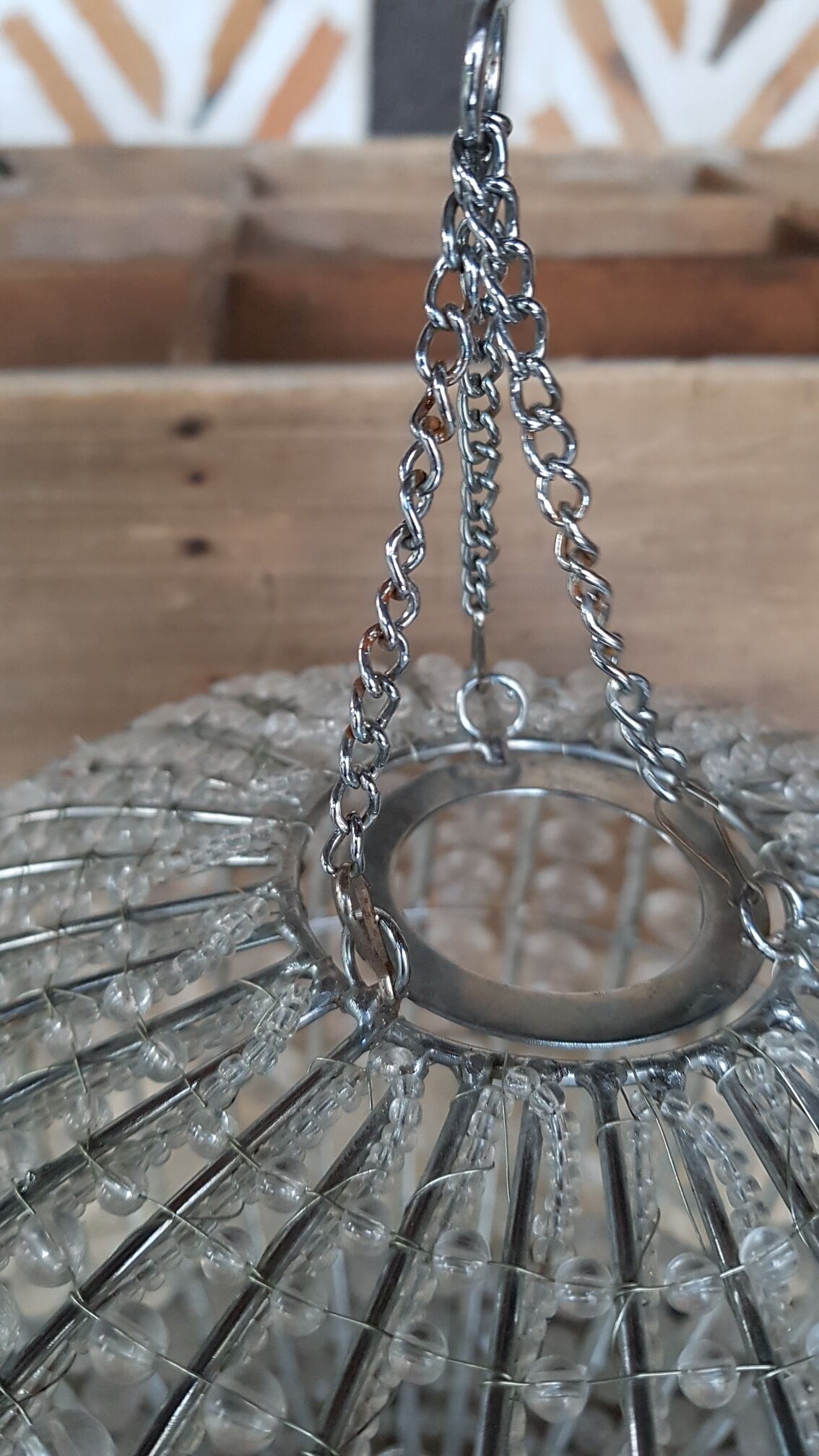 Round suspension of faceted glass grapevines