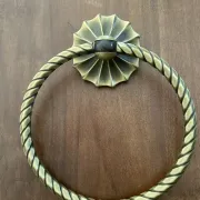 Étagère en lucite et laiton vintage avec ses patères