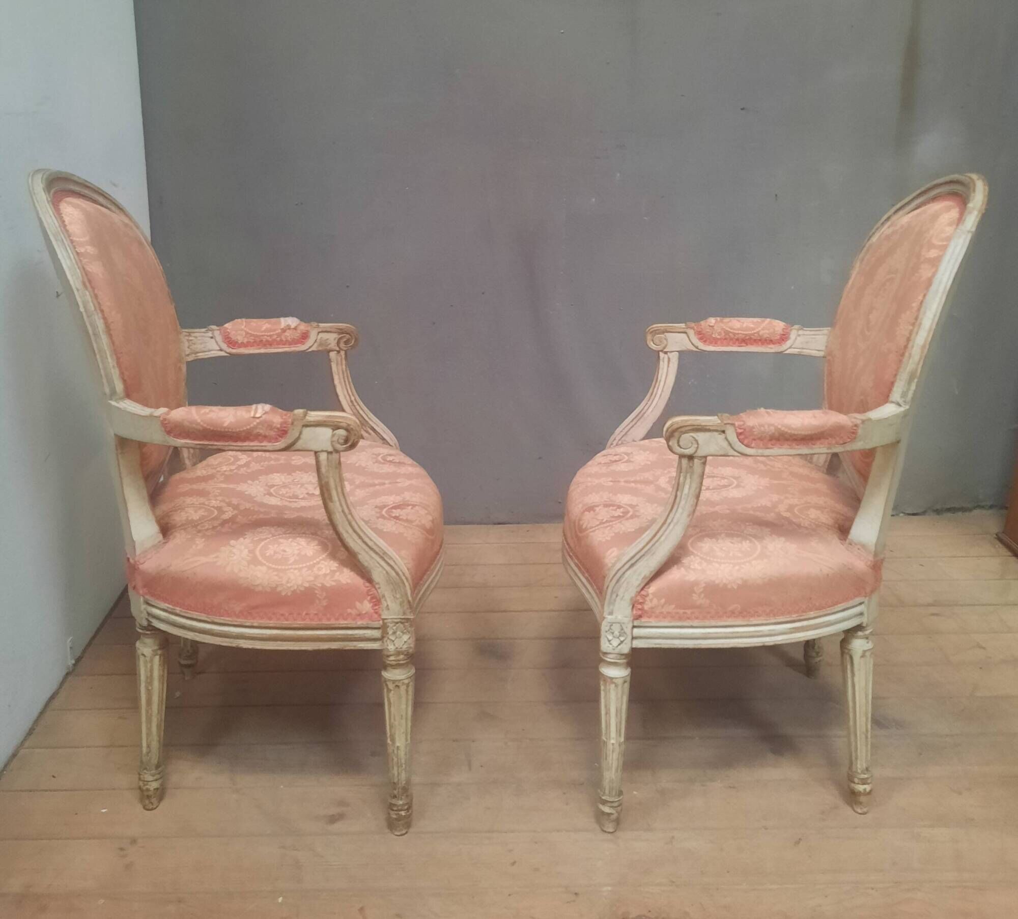 Paire de  fauteuil medaillon de style Louis XVI