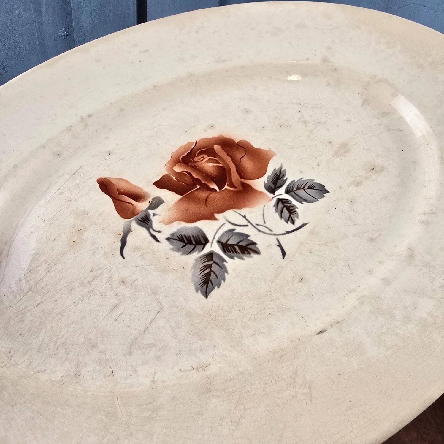 Digoin Sarreguemines plate with rose decoration, ironstone – Large patinated model