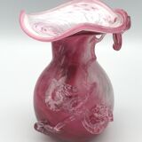 Vase en verre soufflé main nuance rose à décor sculptural de feuilles