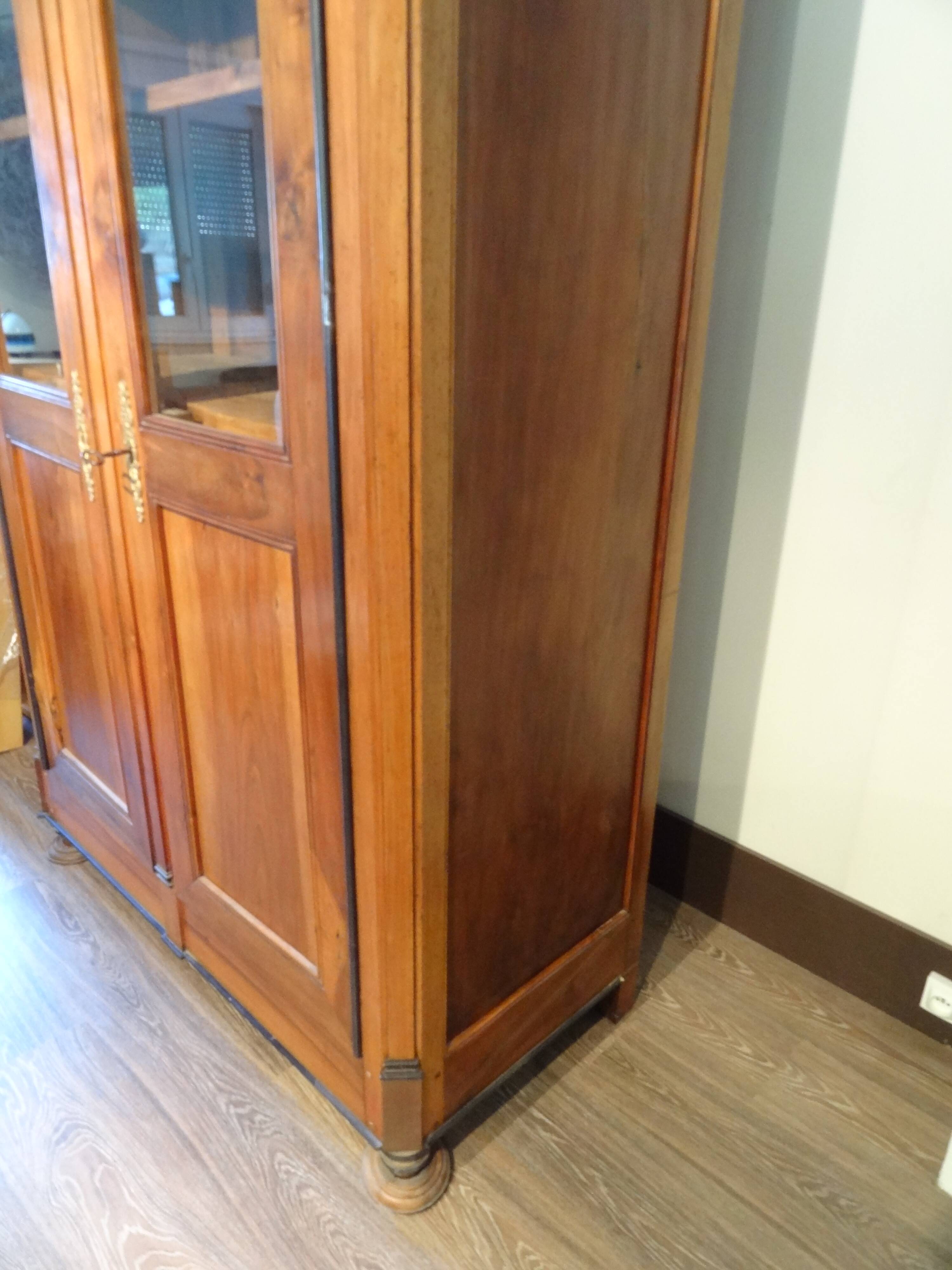 Large director's bookcase in solid walnut, 19th century.