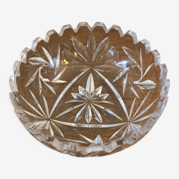 Cup / bowl in cut crystal and engraved star pattern