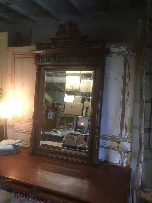 Miroir biseauté de style Henri ii en noyer