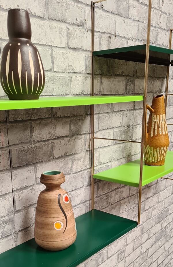 Etagere string style tomado 1960 metal 4 tablettes 3 montants. Montant or petites traces d oxidation
