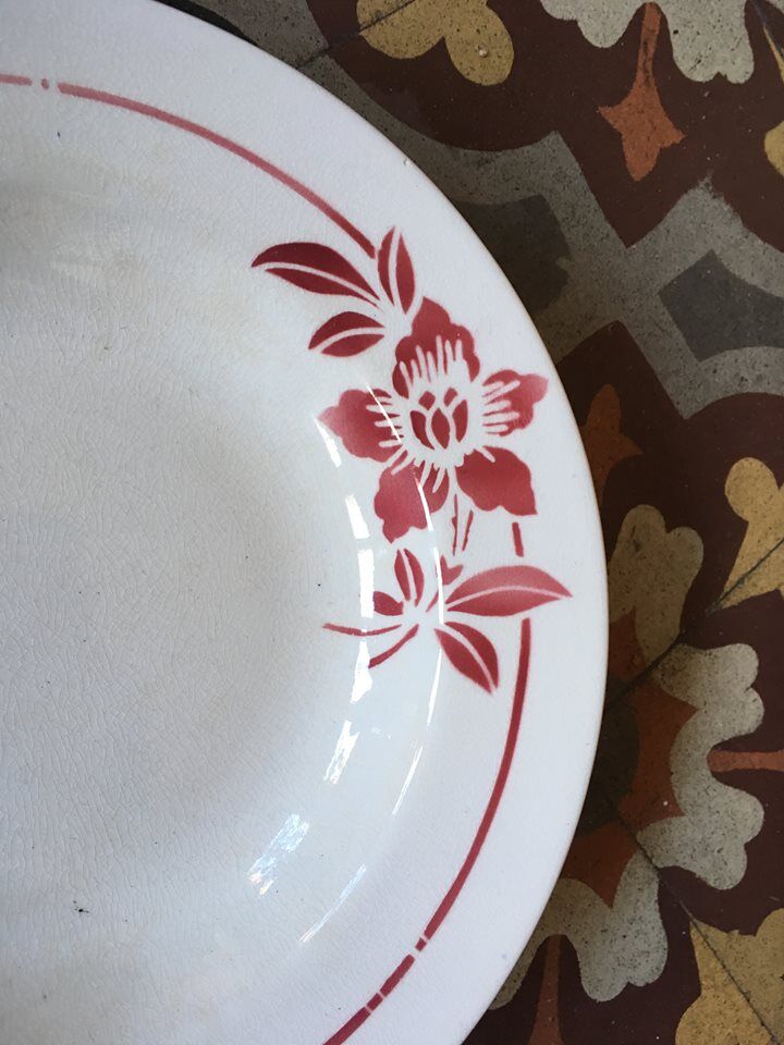 Six soup plates don't match in red and blue.