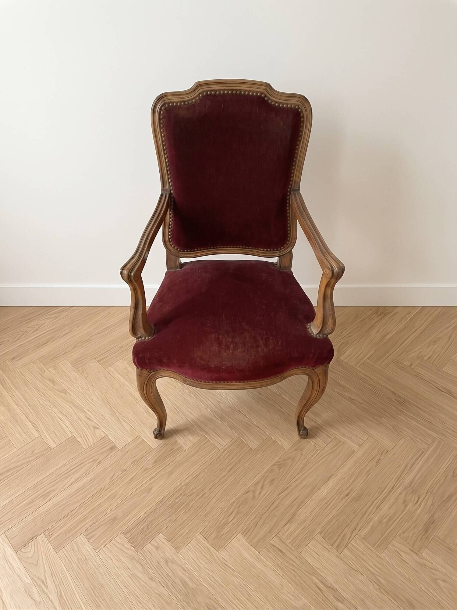2 fauteuils style Louis XV de style classique en bois et velours bordeaux