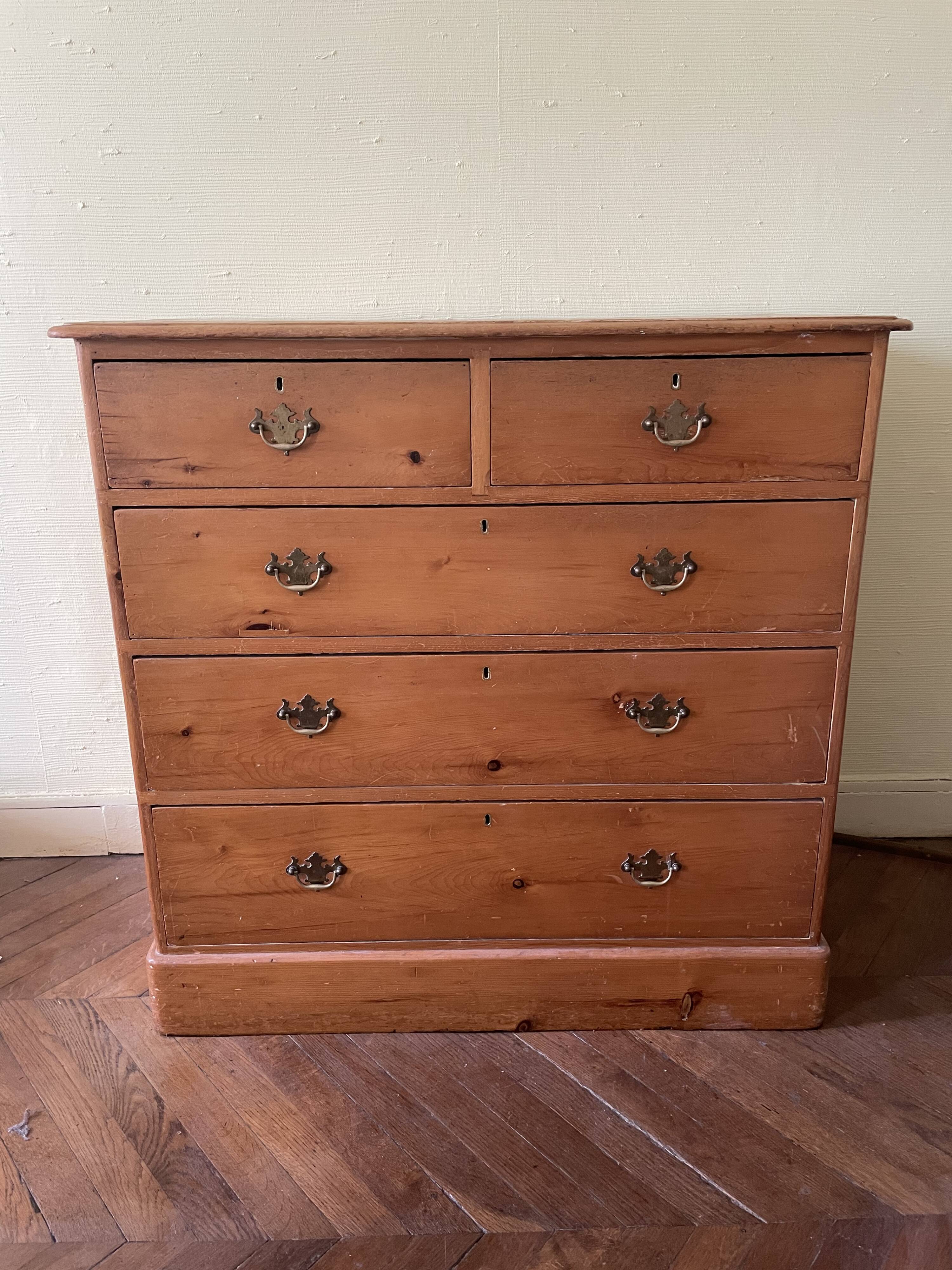 Antique English chest of drawers in solid pine, XIXth century