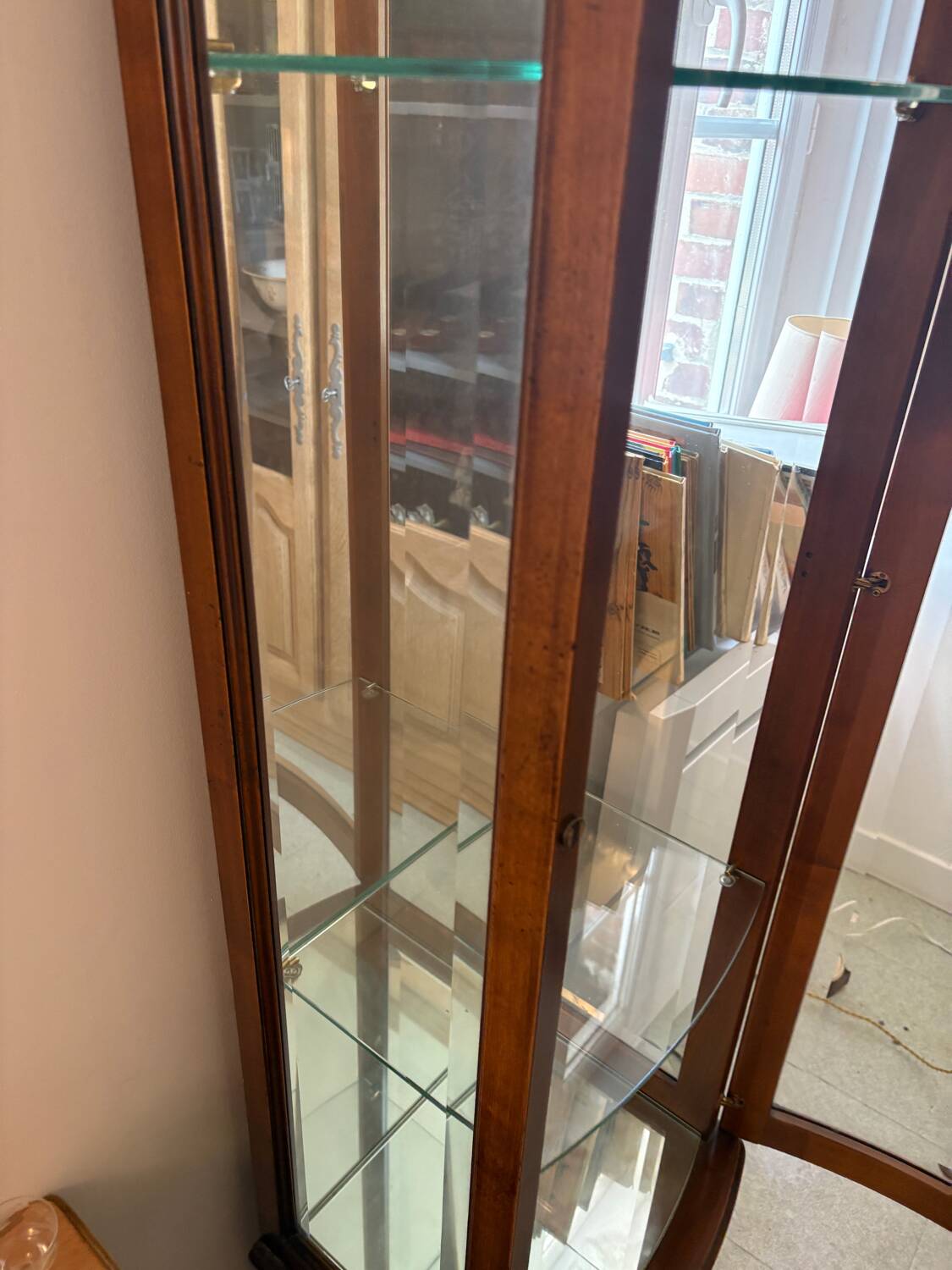 Vitrine en merisier verni