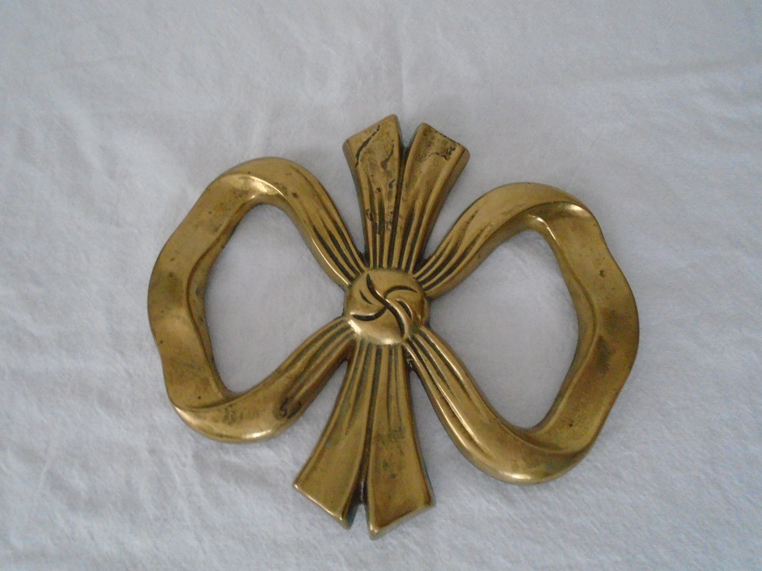 Brass knot table mat