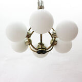 Lustre en laiton des années 50 avec abat-jour en verre dépoli