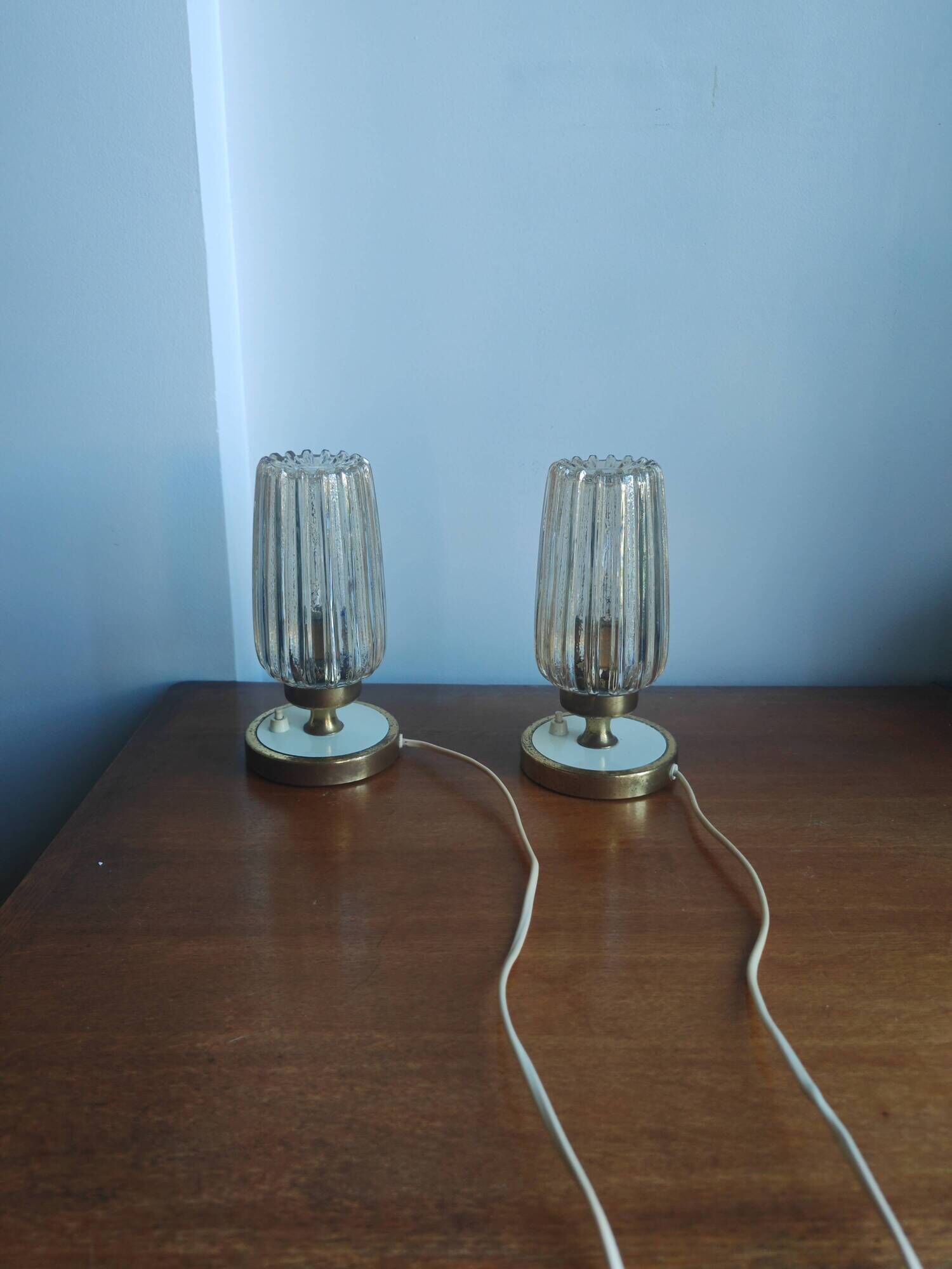 Pair of vintage 70s bedside lamps – Brushed brass, enamel & ribbed glass