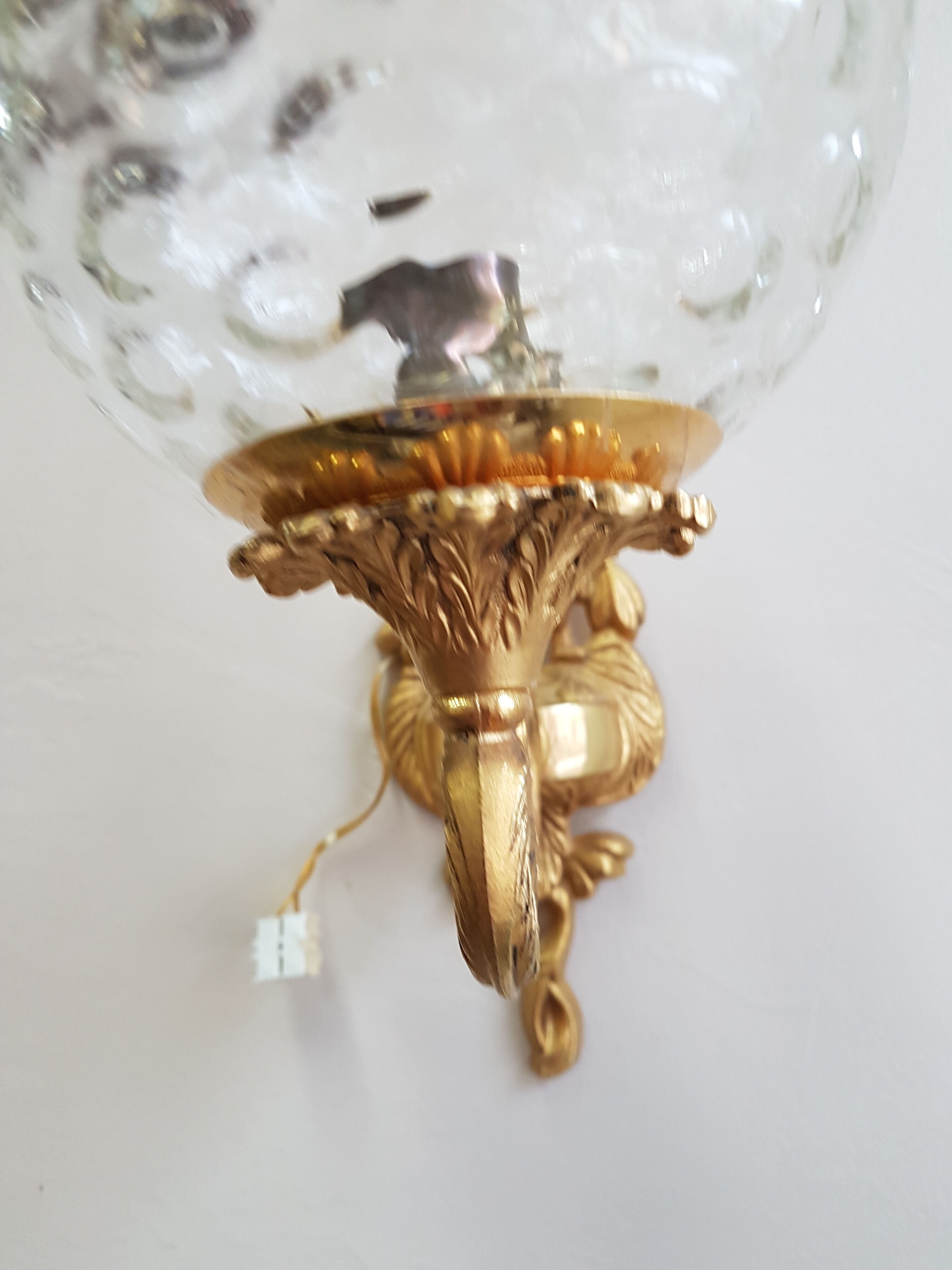 Applique ancienne bronze et globe facetté en verre