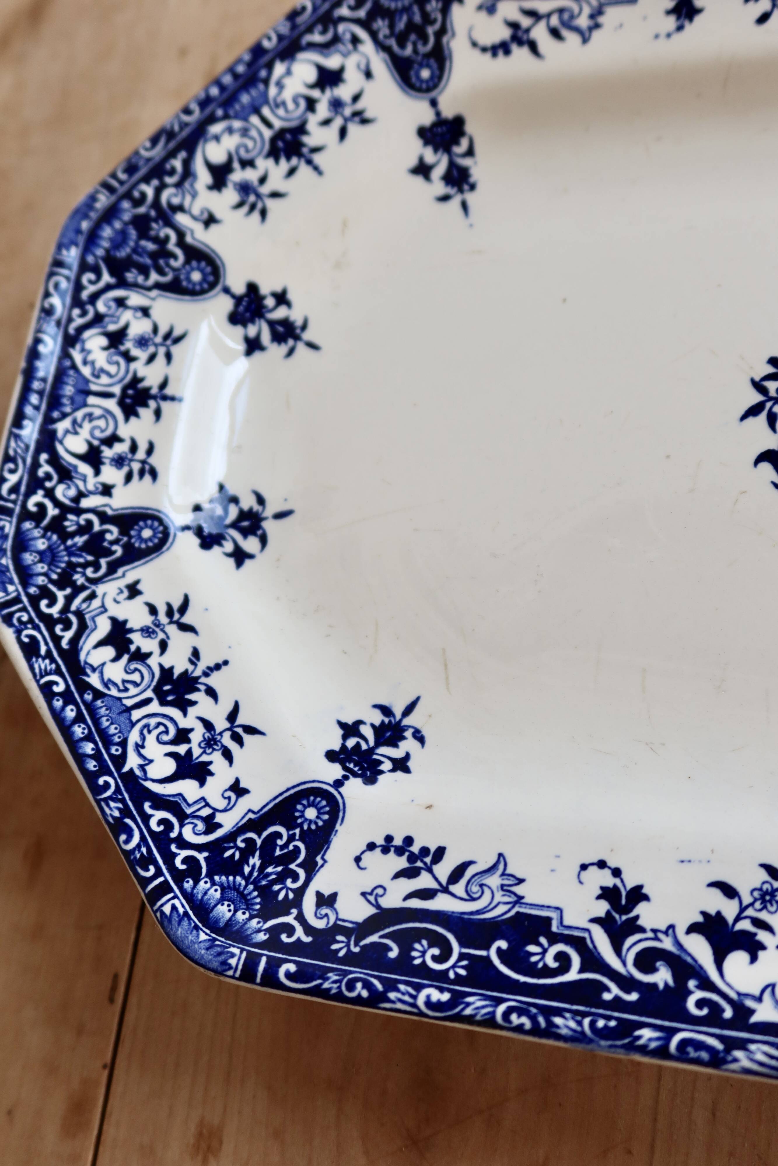 Plat de service ovale terre de fer Longchamp Rouen XIXe