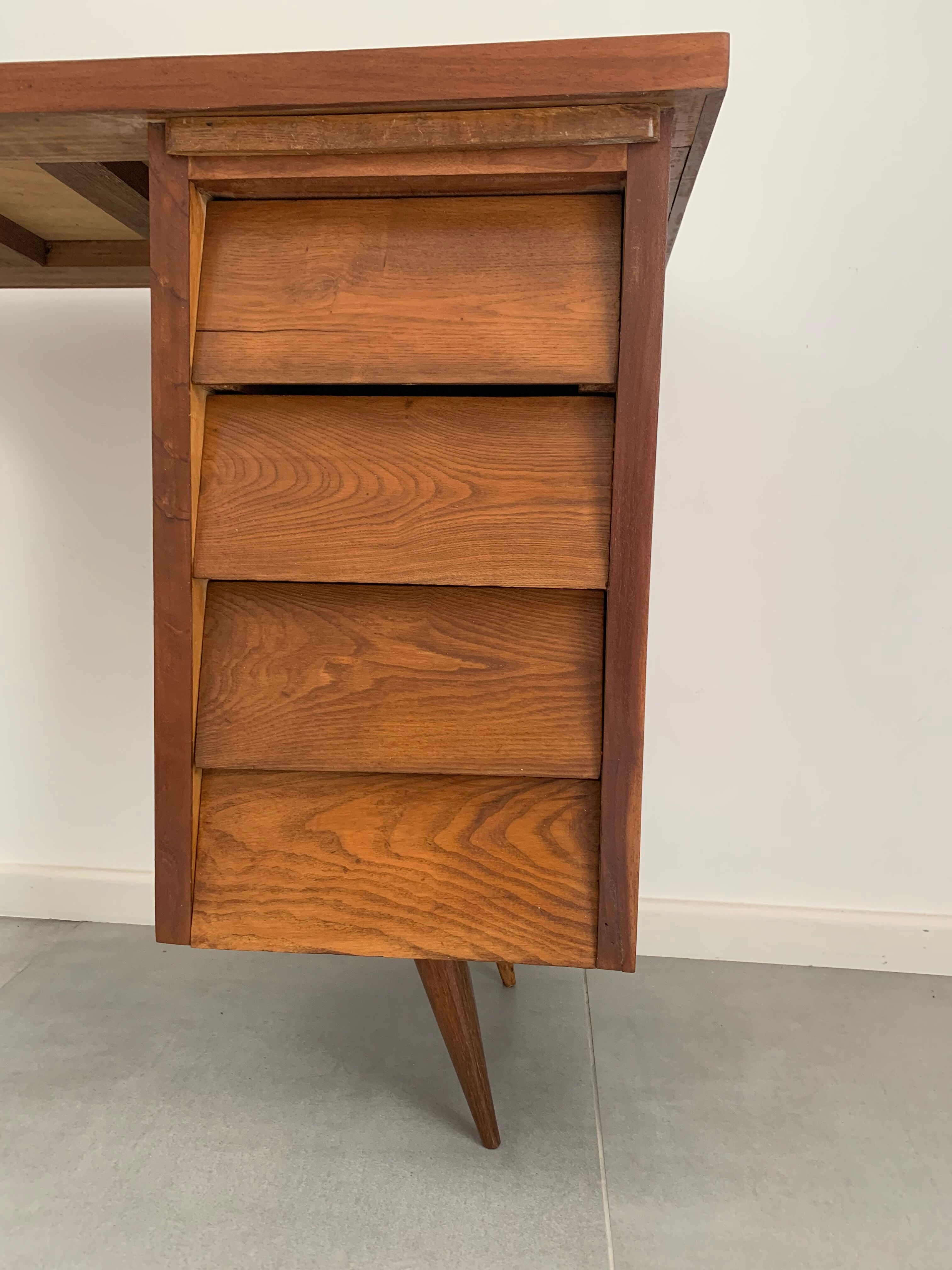 Desk with tapered feet