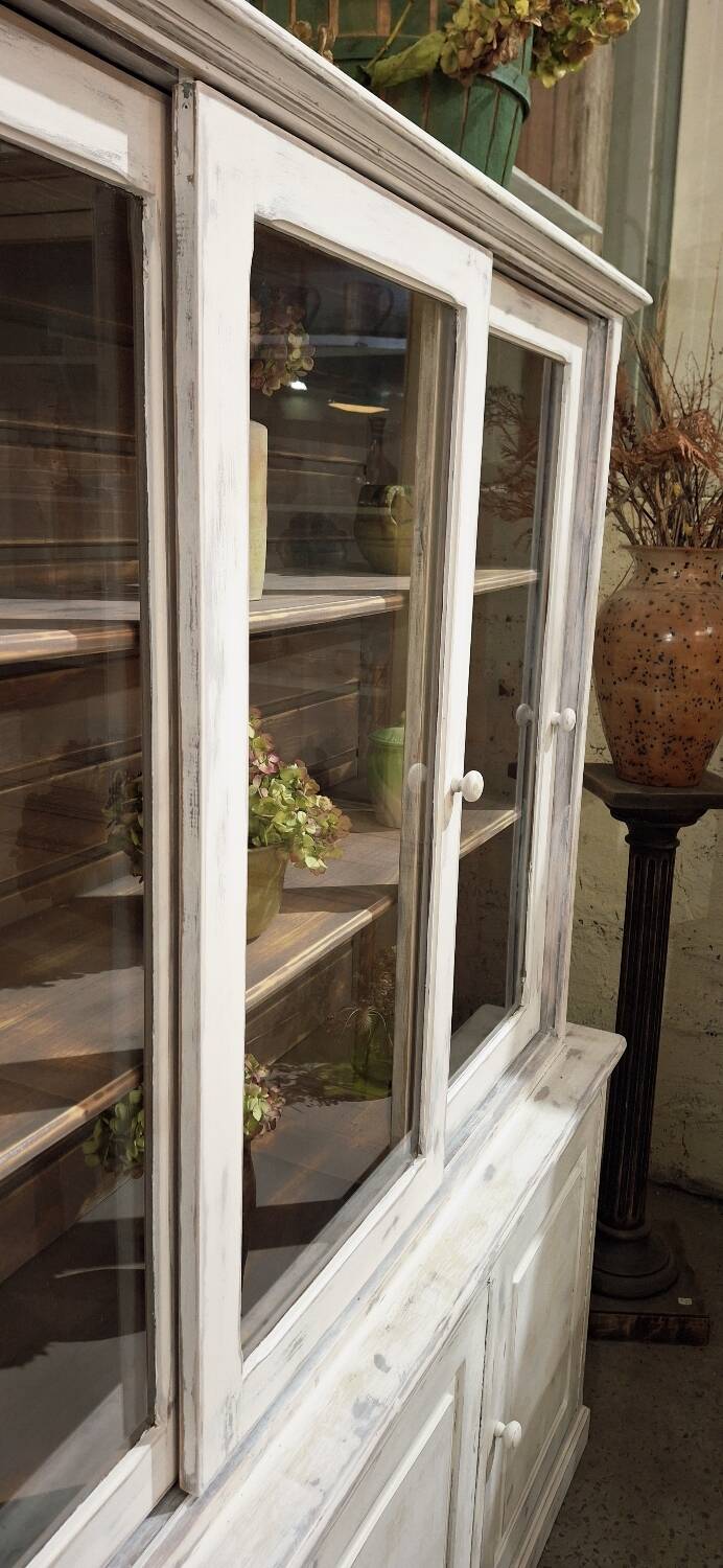 Buffet with 2 glass doors