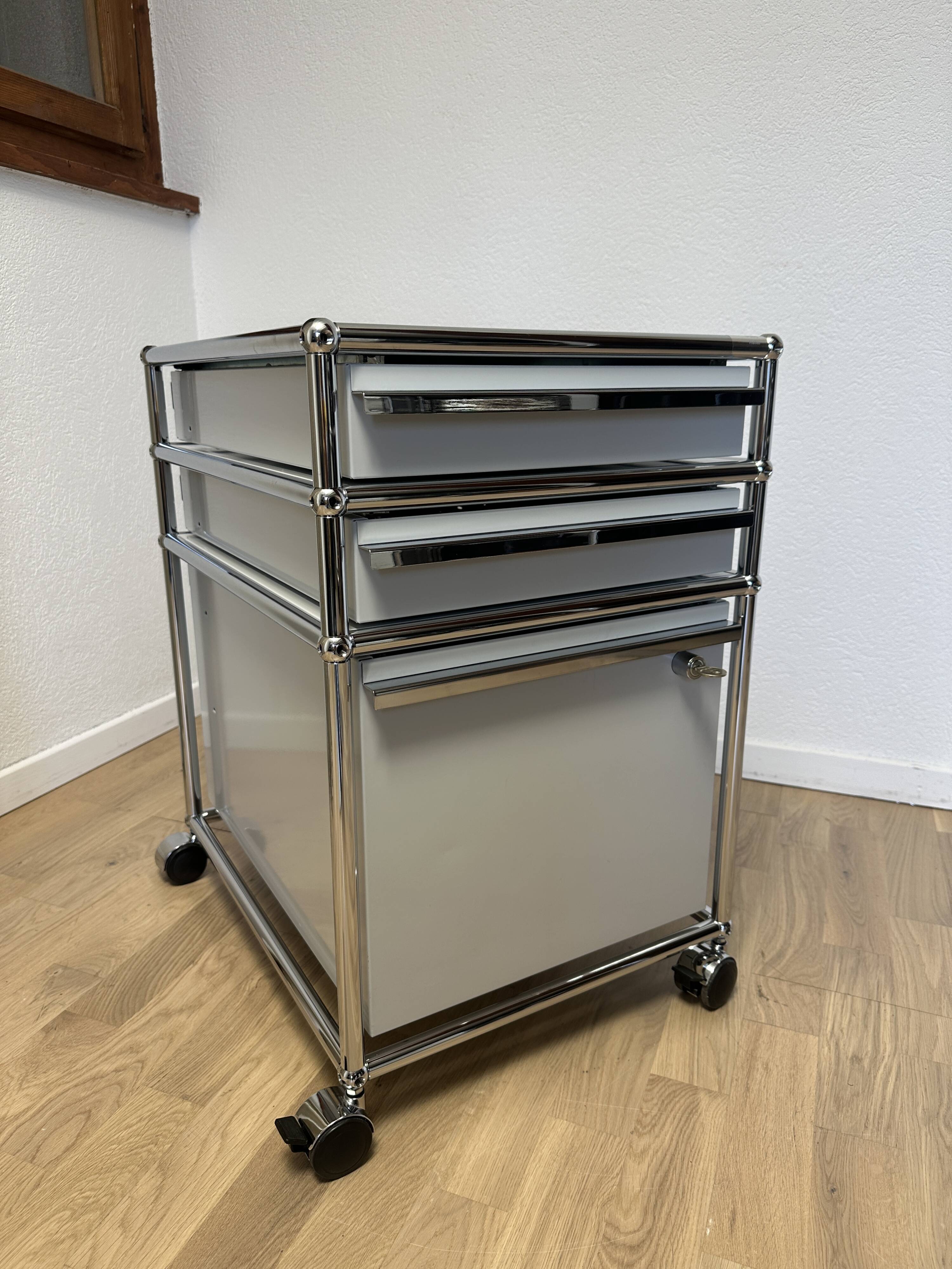 Caisson sur roulettes USM Haller gris clair
