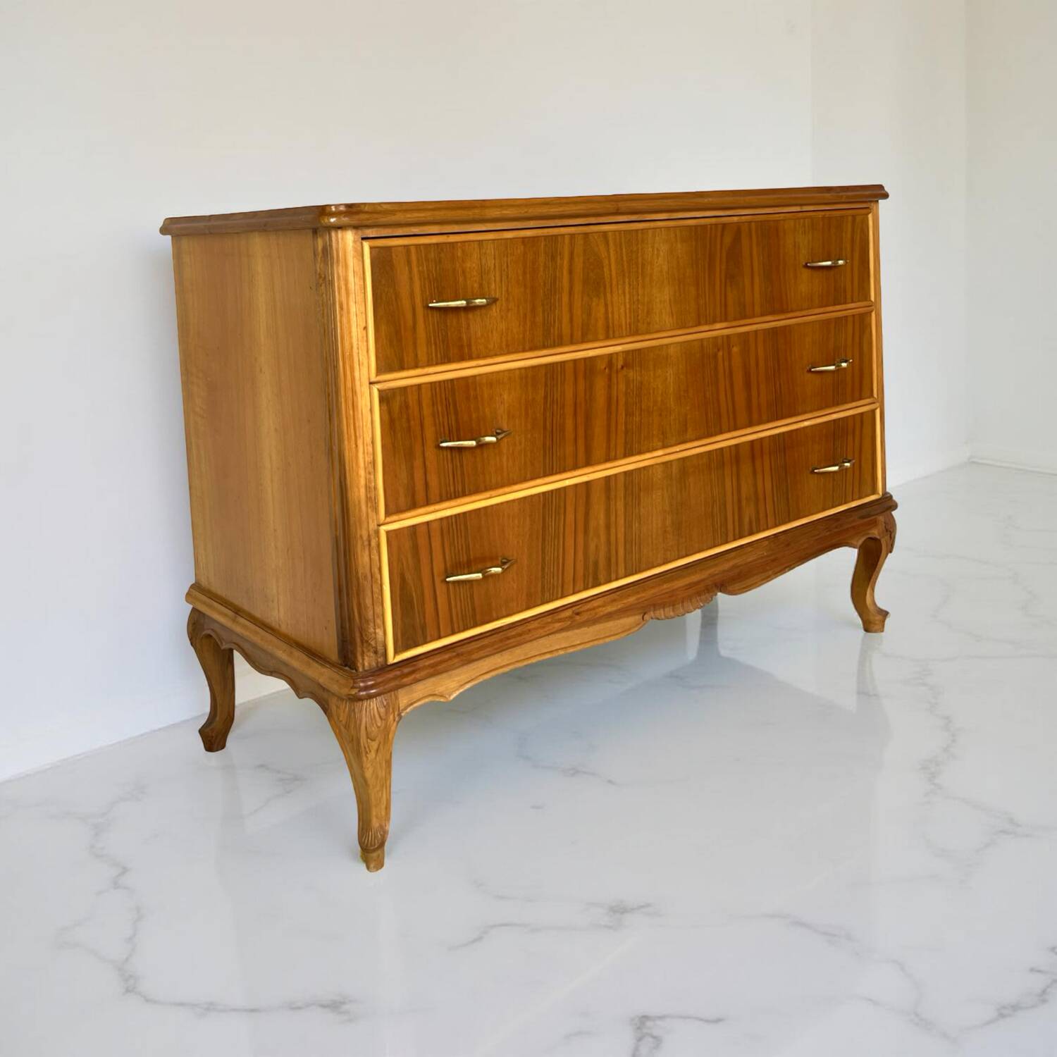 Commode italienne en noyer du milieu du siècle, années 1960.