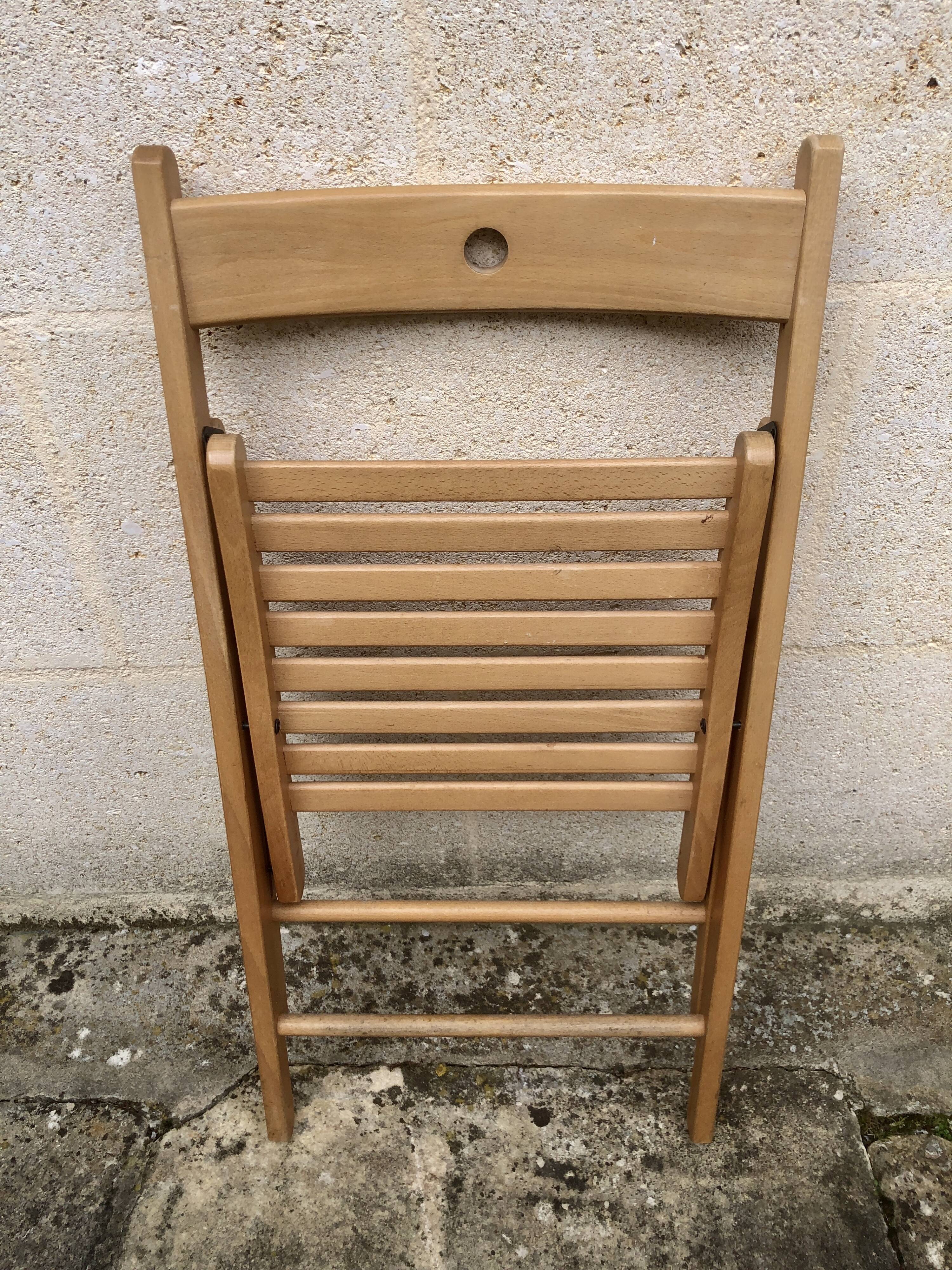 Chaise pliante en bois couleur miel