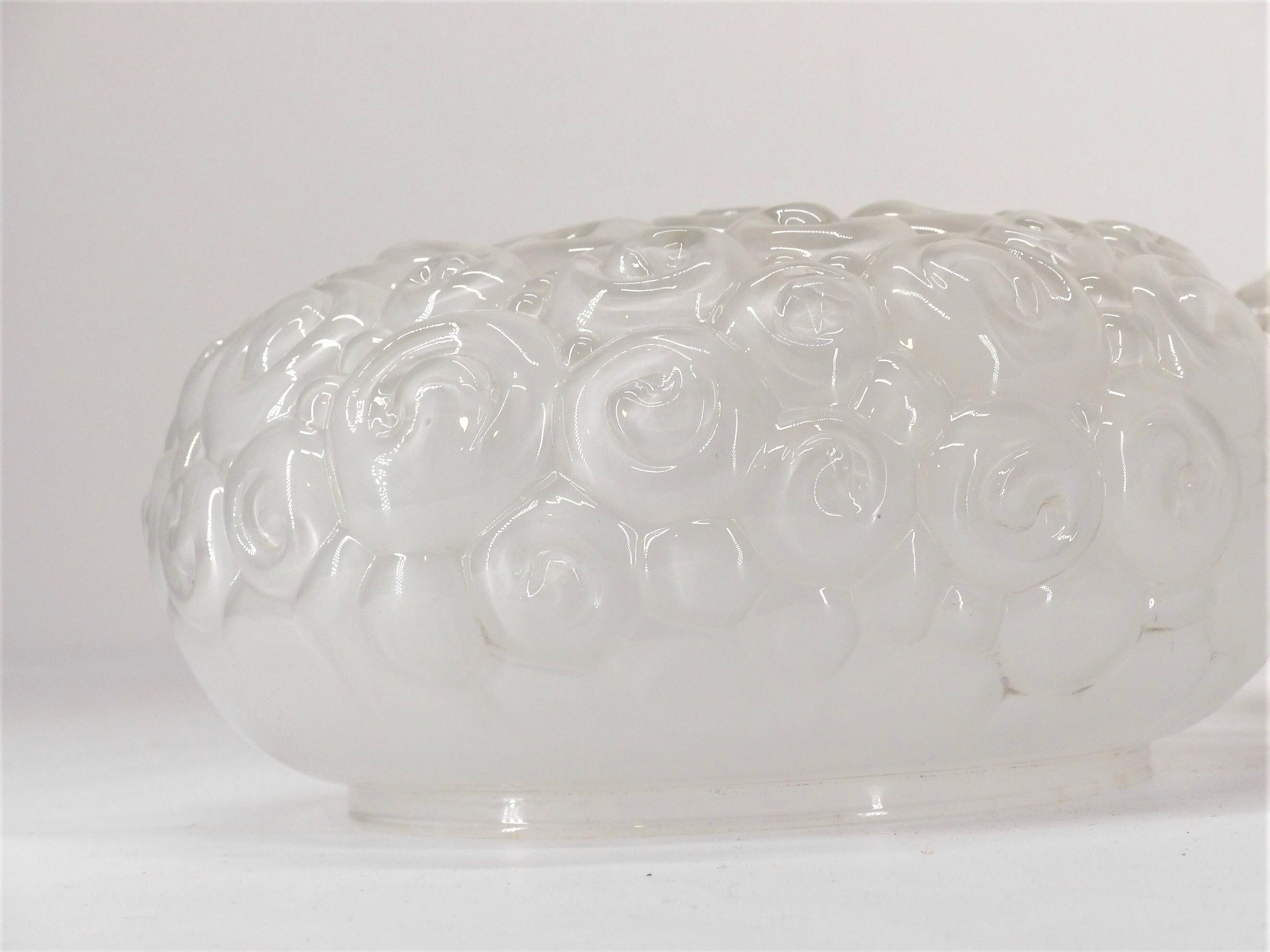 3 plafonniers en verres blancs pressés moulés motifs escargots