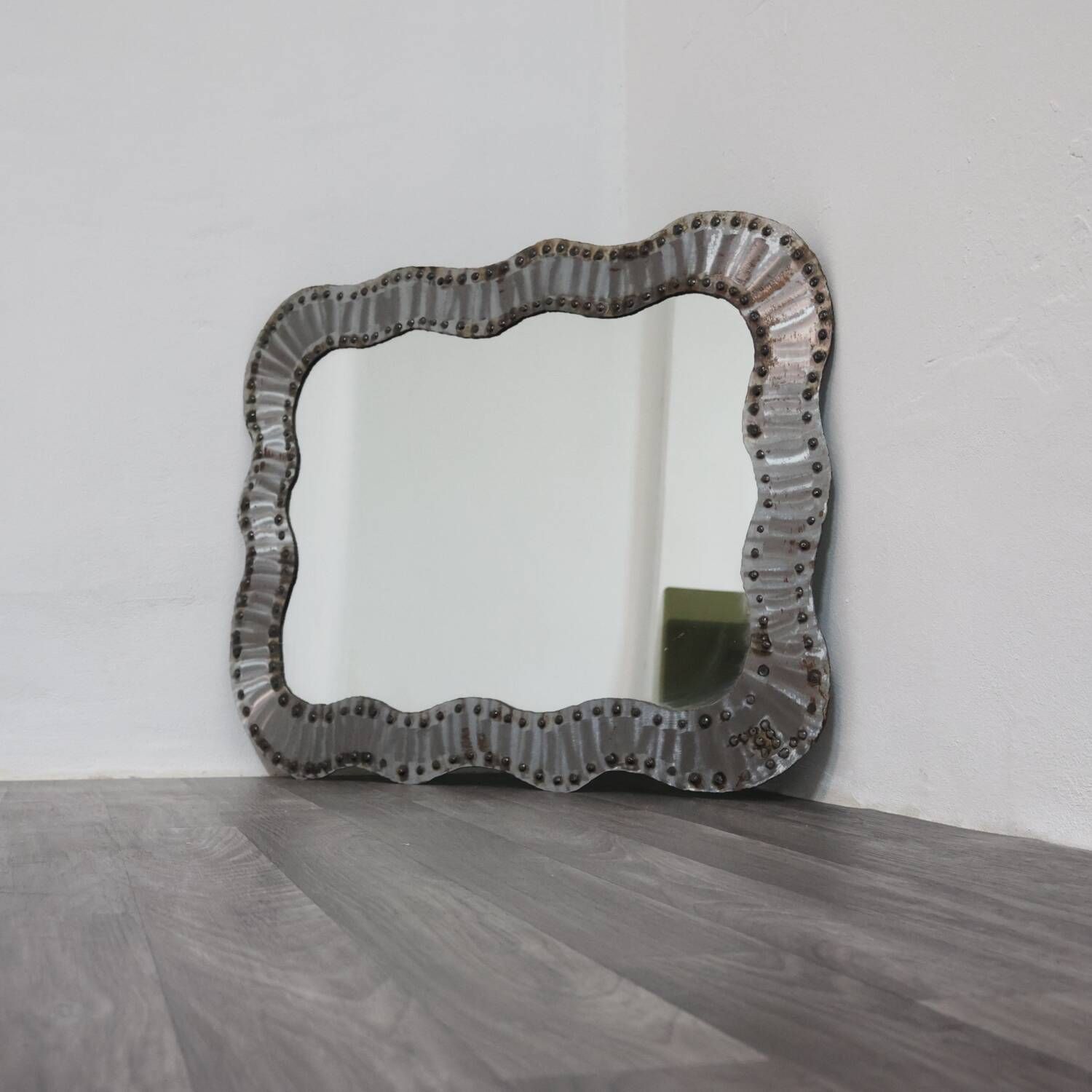 Specchio Da Parete Brutalist Borchiato In Metallo Anni 60 Design Moder