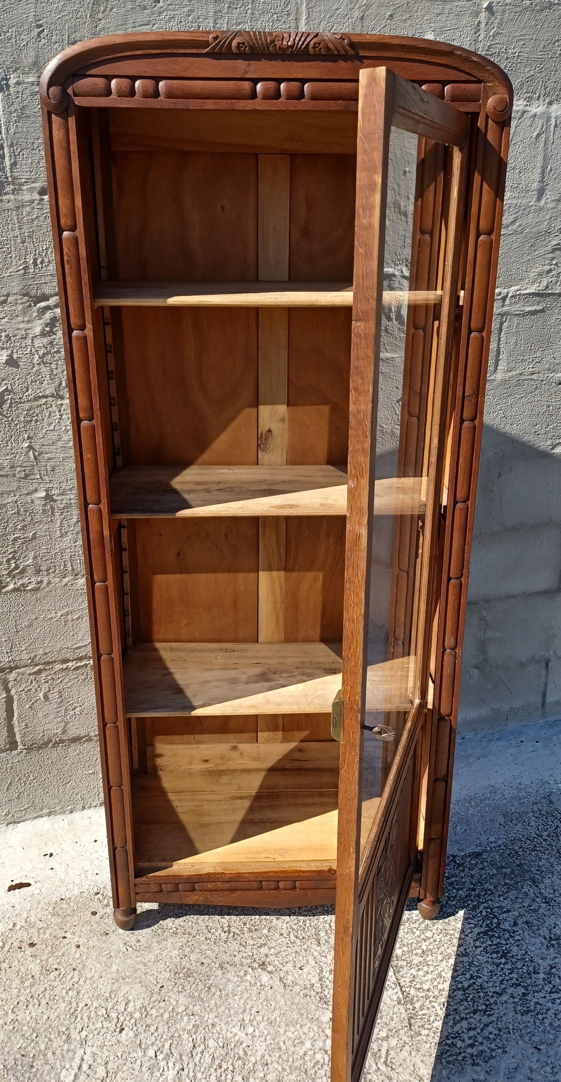 Art deco showcase