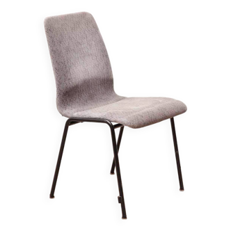 Chaise en tissu gris à motif et pieds noirs