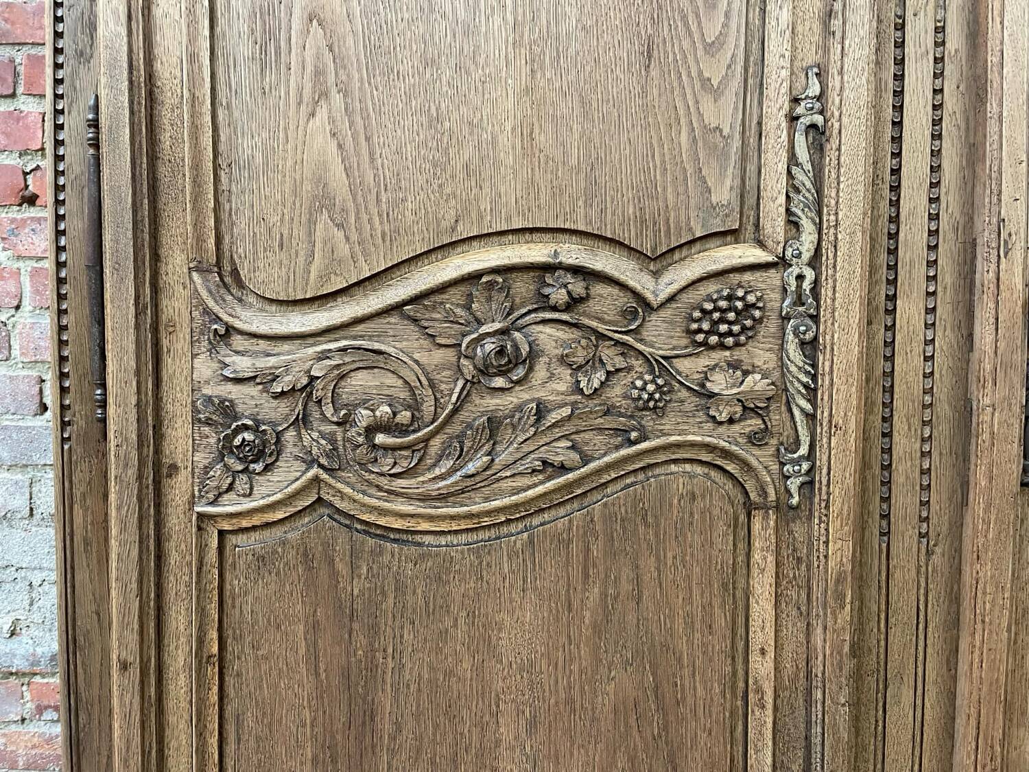 Armoire antique française à motifs floraux sculptés à la main