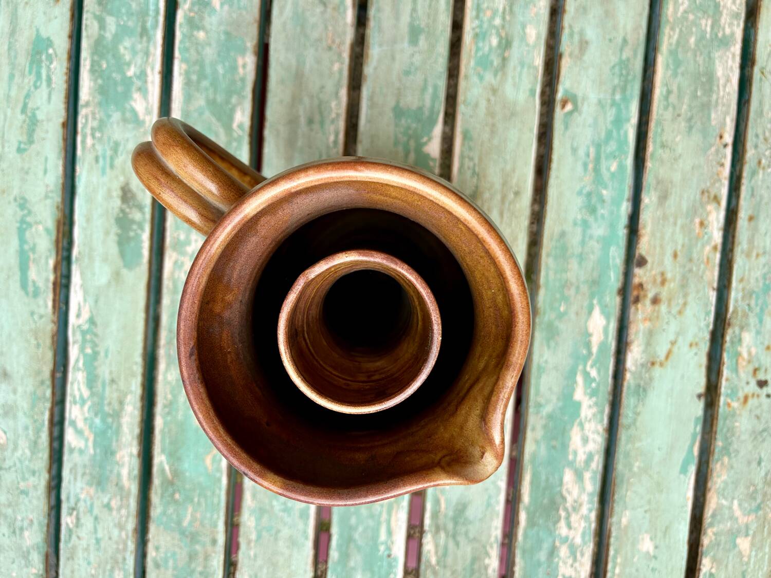 Refreshing ceramic carafe