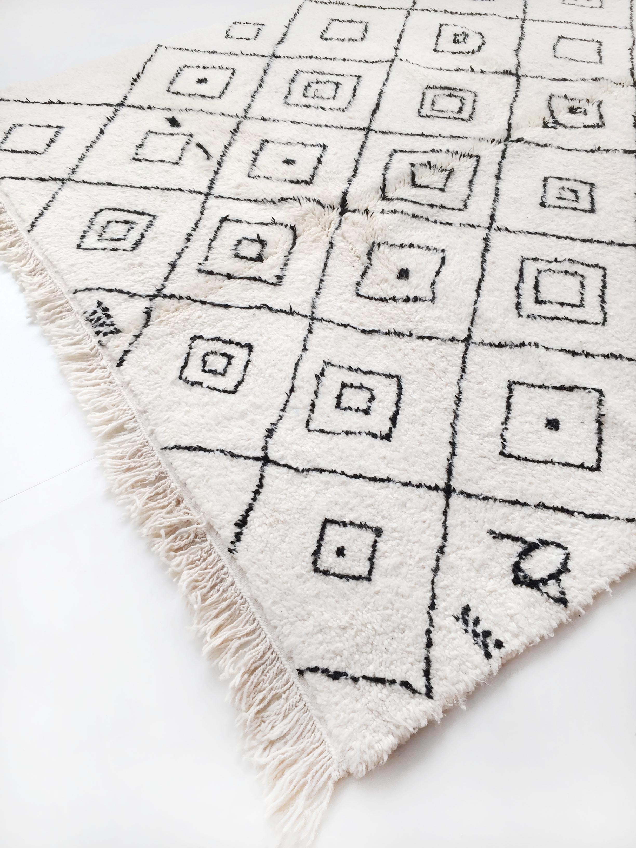 Berber carpet Beni Ouarain with black diamonds 296x187cm