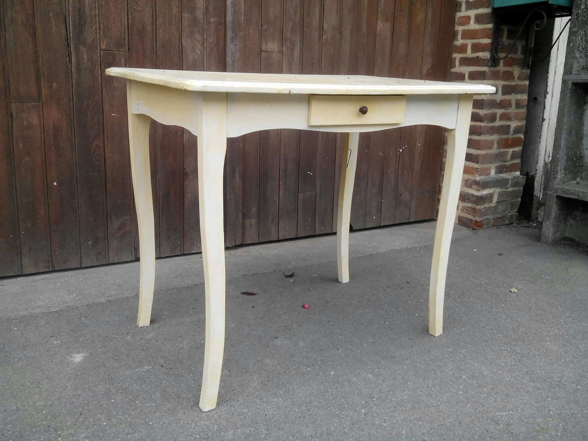 Table aux pieds galbés vintage