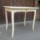 Table aux pieds galbés vintage