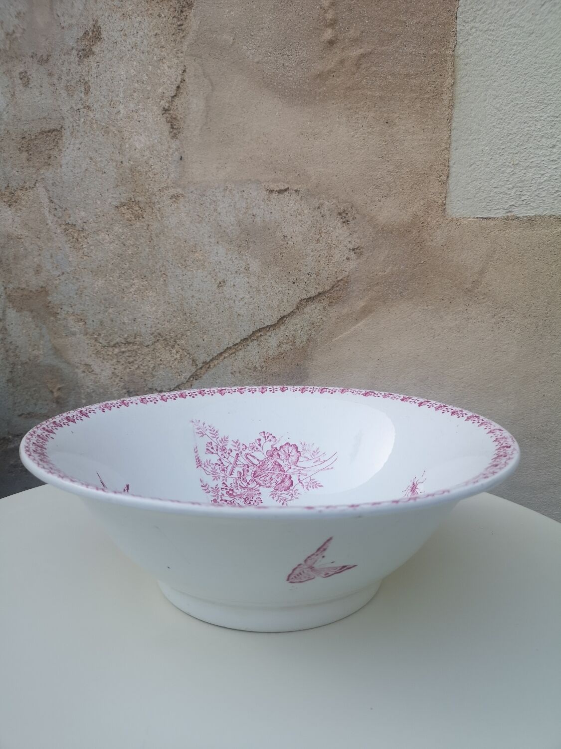 Salad bowl with pink decoration in iron earth