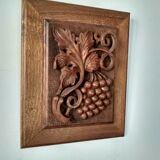 Bas relief en bois, grappe de raisin sculpté
