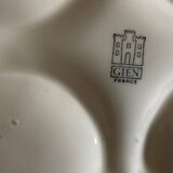 Plat en barbotine blanche faience de Gien 1970