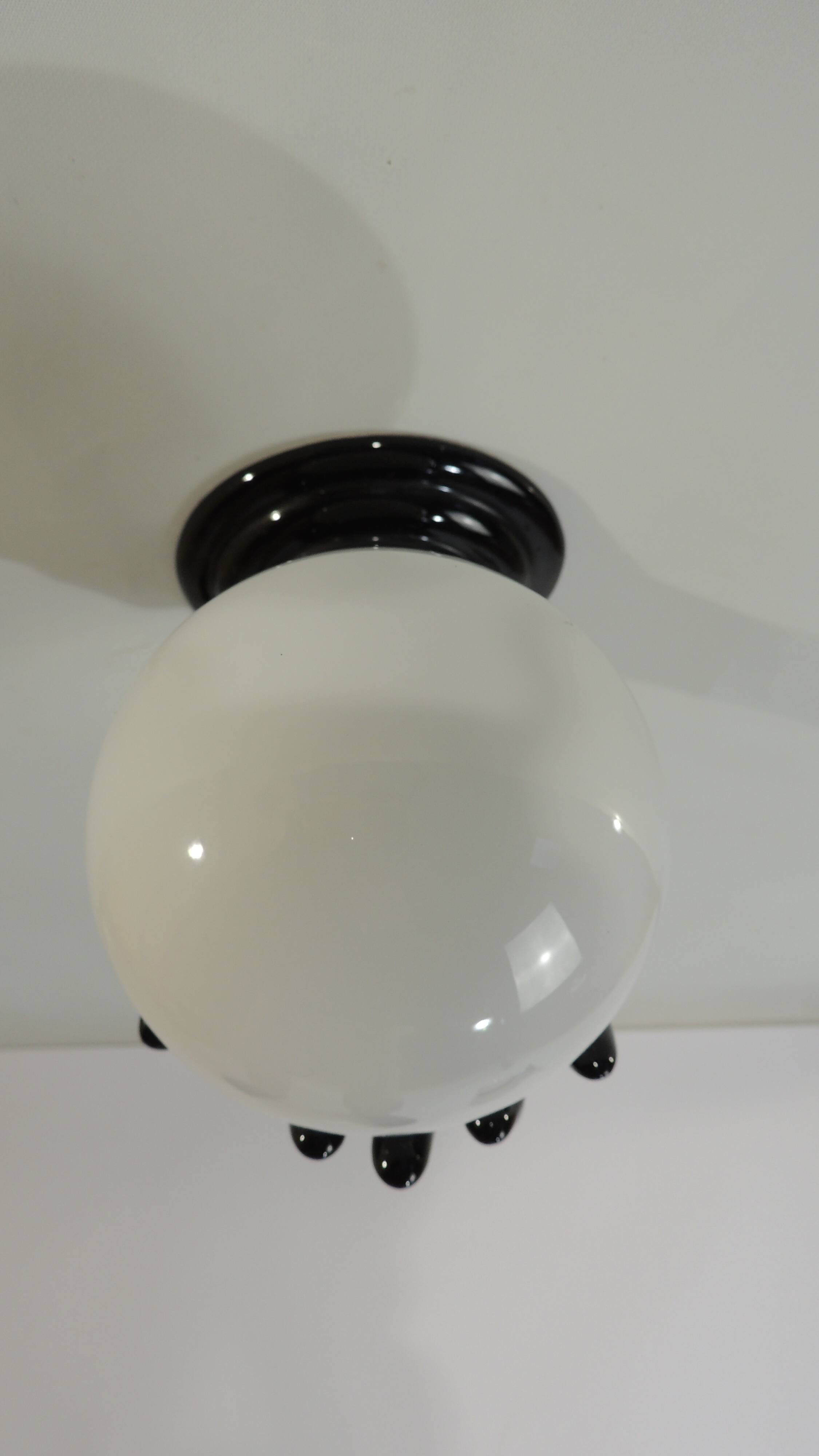 Paire d’appliques mains noires tenant un globe en opaline, années 70