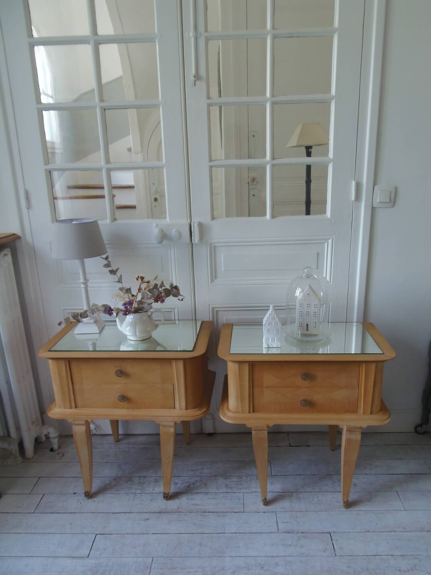 Paire de chevets vintages en bois brut , plateaux miroir.
