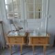 Paire de chevets vintages en bois brut , plateaux miroir.