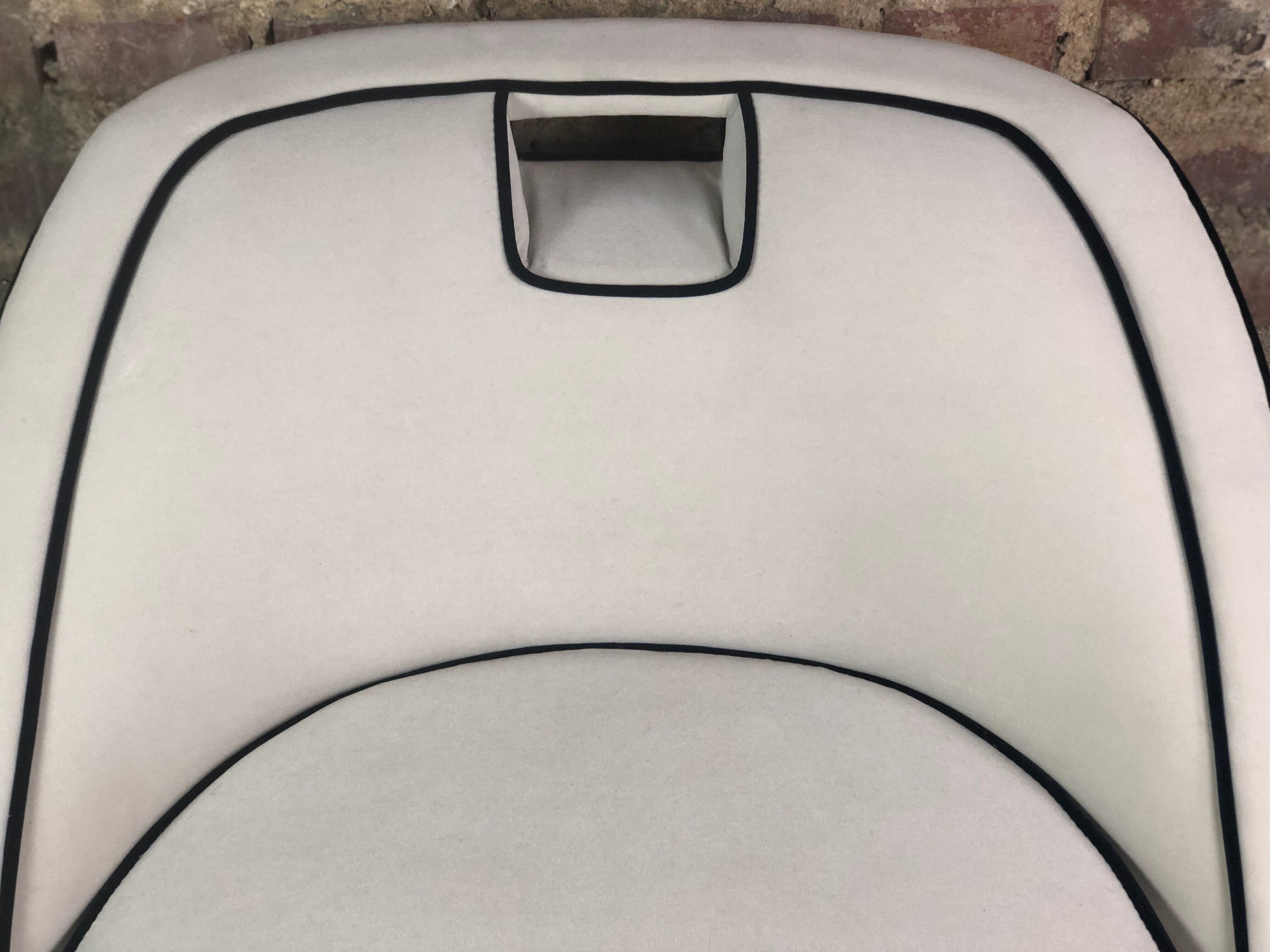 Fauteuil rétro vintage 80's en velours blanc gansé noir