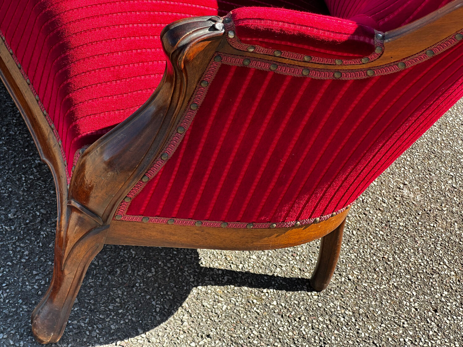 Louis XV style canapé in moulded wood – red velvet fabric – 19th century